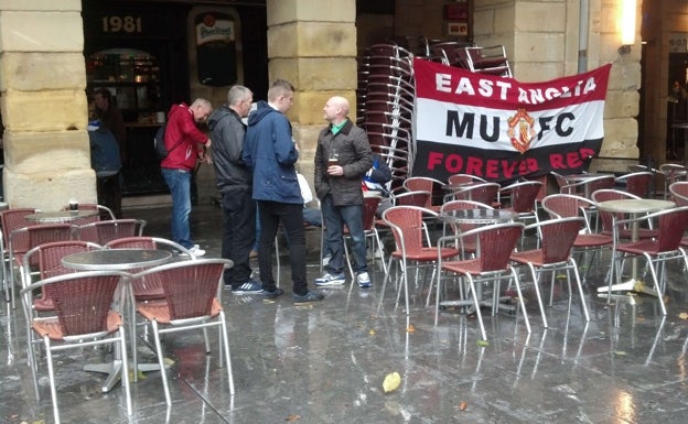 3.000 aficionados ingleses, un millar sin entrada, acompañarán al Manchester en Donostia