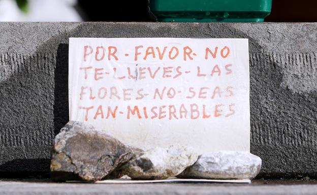 El ruego de un familiar en el cementerio de Errenteria: «Por favor, no te lleves las flores»