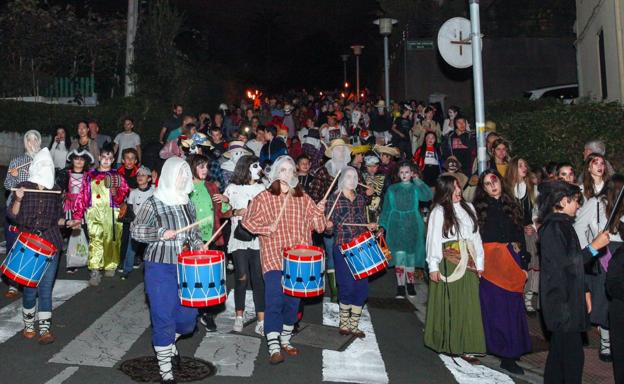 Disfrazados, con velas y calabazas, los vecinos recuperaron la Noche Negra