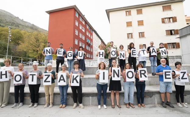 'Negu honetan hotzak, inor ez' kanpaina jarri du martxan Elkar-ekin taldeak