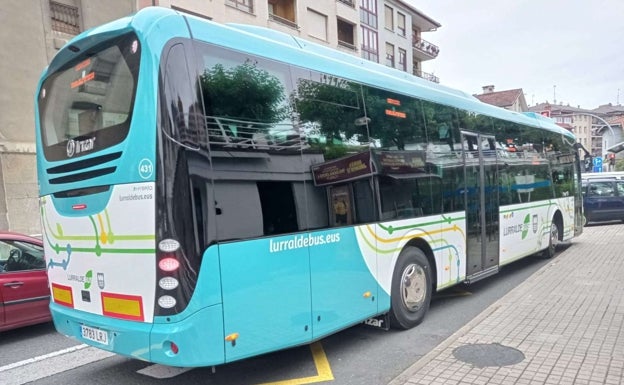 Arriola aboga por prorrogar en 2023 la rebaja del 50% en el transporte y extender el modelo Mugi a Euskadi