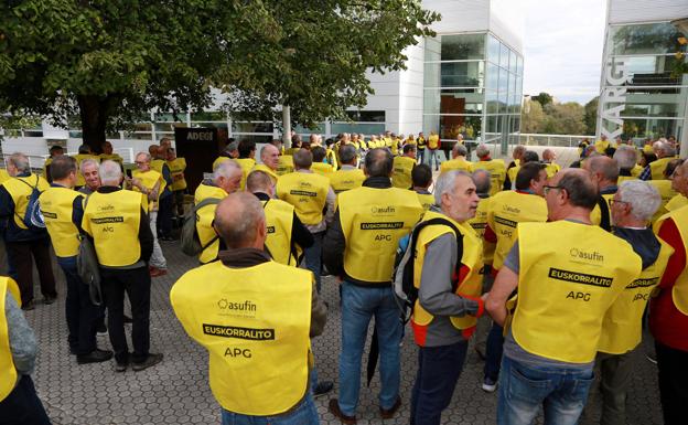 Los 'agraviados' de Geroa se concentran ante Adegi