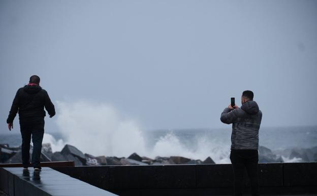 La lluvia y el fuerte oleaje remitirán este viernes para dejar paso a un fin de semana soleado