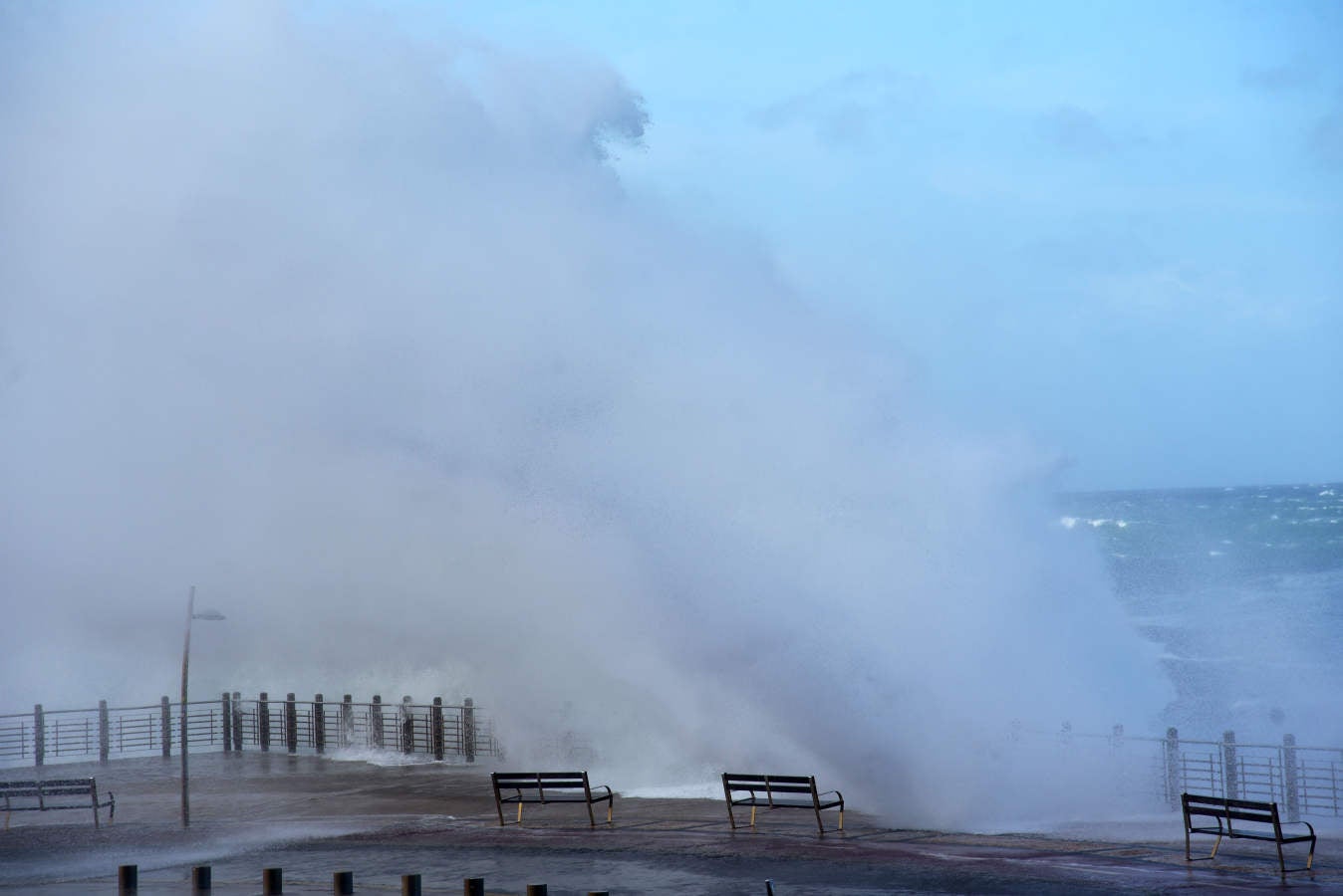 El espectáculo de las olas en el Paseo Nuevo