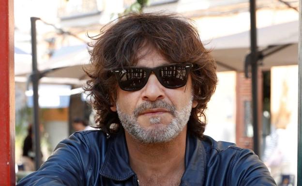 Quique González: «En estos tiempos difíciles, es muy bonito volver a tocar y a encontrarme con la gente»