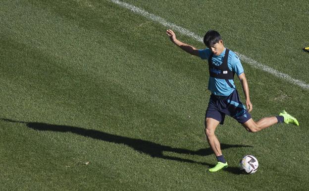 Take Kubo se entrena con el grupo a falta de la prueba definitiva