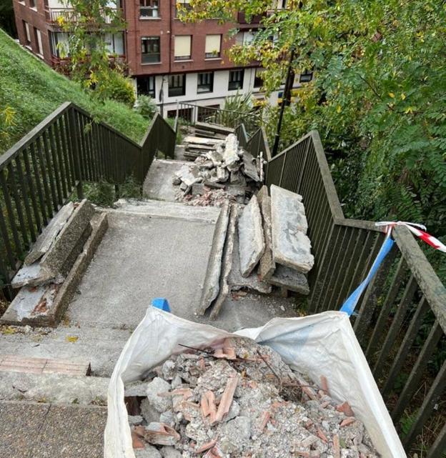 Las escaleras que enlazan Elizkale con la avenida Beloki están siendo renovadas