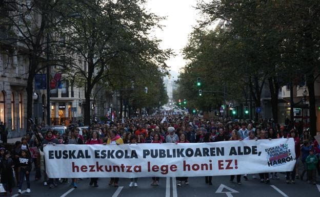 Una masiva manifestación en Bilbao exige más protagonismo y medios para la escuela pública vasca