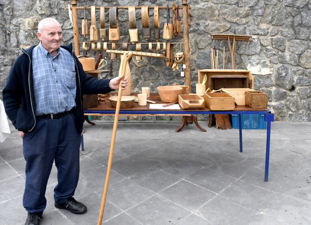 Lanbide zaharren erremintak erakutsiko ditu Andres Etxeberriak gaurko azokan