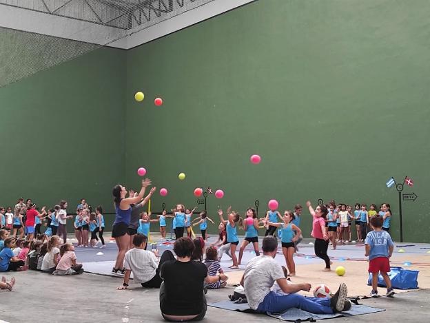 800 lagunek hartu dute parte Kirol Asteko 14 tailer eta ekintzetan