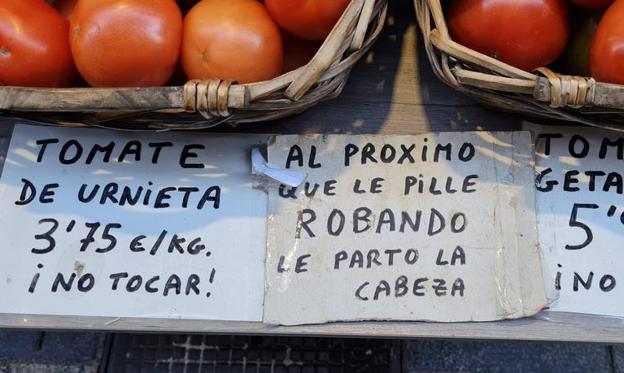 El frutero donostiarra indignado: «Al que pille robando mis tomates le parto la cabeza»