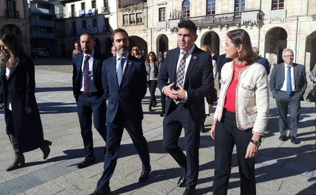 La ministra Reyes Maroto recorre las calles de Zumarraga