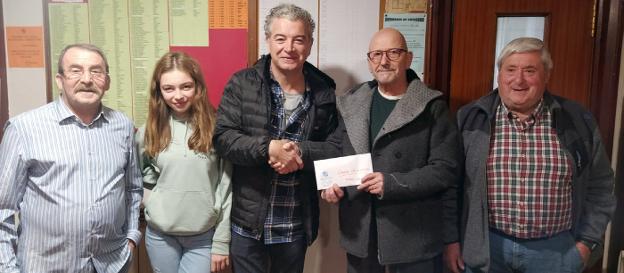Donativo a Aspace tras la tirada al plato benéfica de Goierri KE