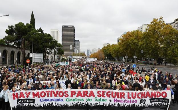 Miles de personas se manifiestan en Madrid contra la gestión sanitaria de Ayuso