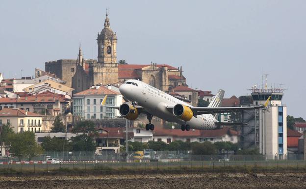 Vueling oferta dos conexiones diarias entre Hondarribia y Barcelona a partir del 26 de marzo