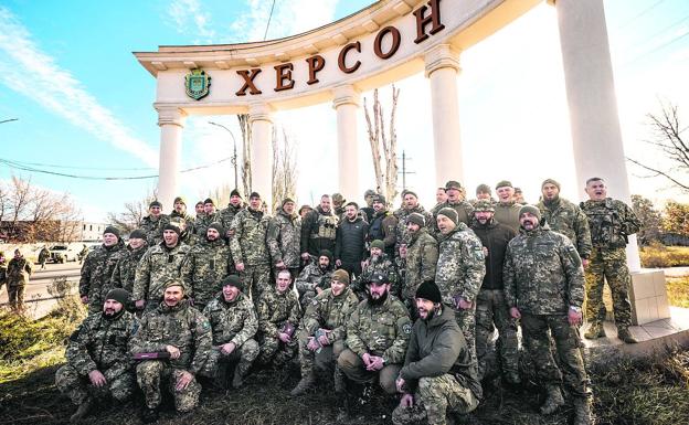 Zelenski, in the center, surrounded by soldiers for a commemorative photograph, this Monday after his surprise arrival in Kherson.