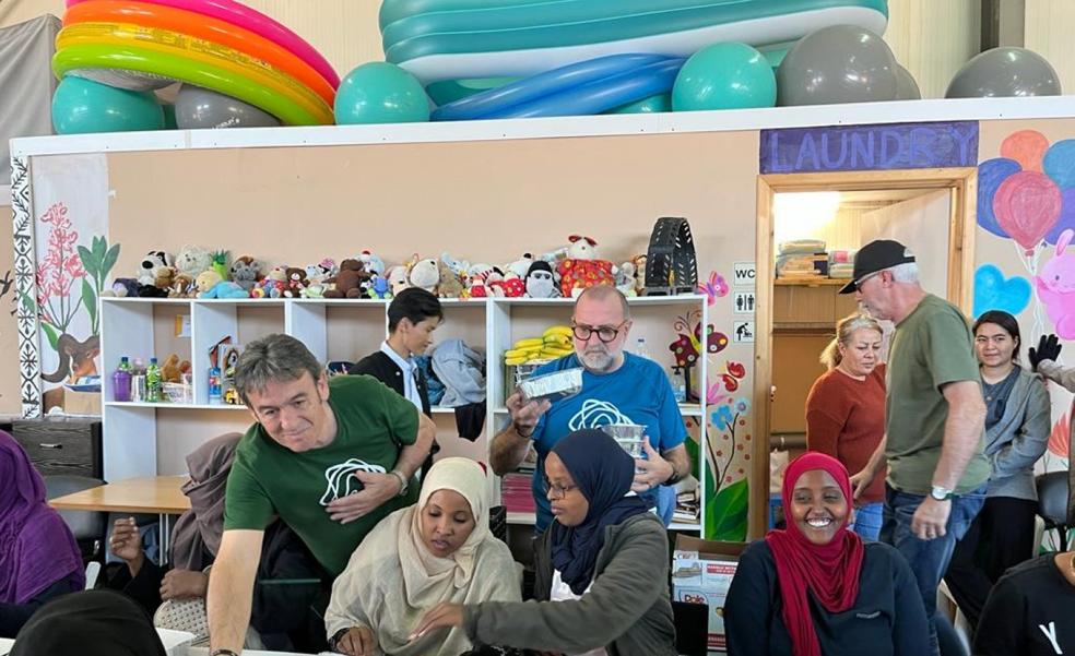 Zaporeak cumple seis años de menús solidarios en Lesbos