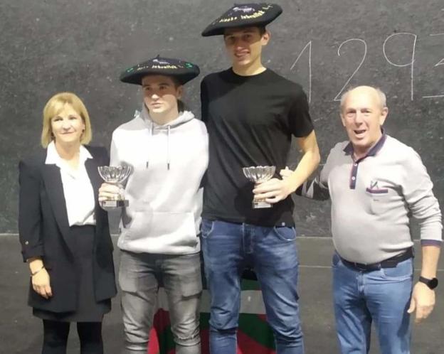 Gipuzkoko eskuz binakako txapelketan garaile Oiarpeko jubenilak