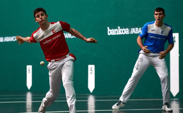 Elola-Apezetxea sobreviven en el Labrit a un tanto de 98 pelotazos