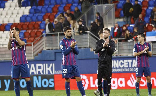 El VAR y la falta de pegada cortan las alas al Eibar