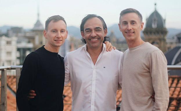 De izda a dcha. Vitali Safronkine, Josu Okiñena e Iker Murillo unen su arte en 'Hegalak. Notas Vascas para piano y danza'./Nino Bregadze