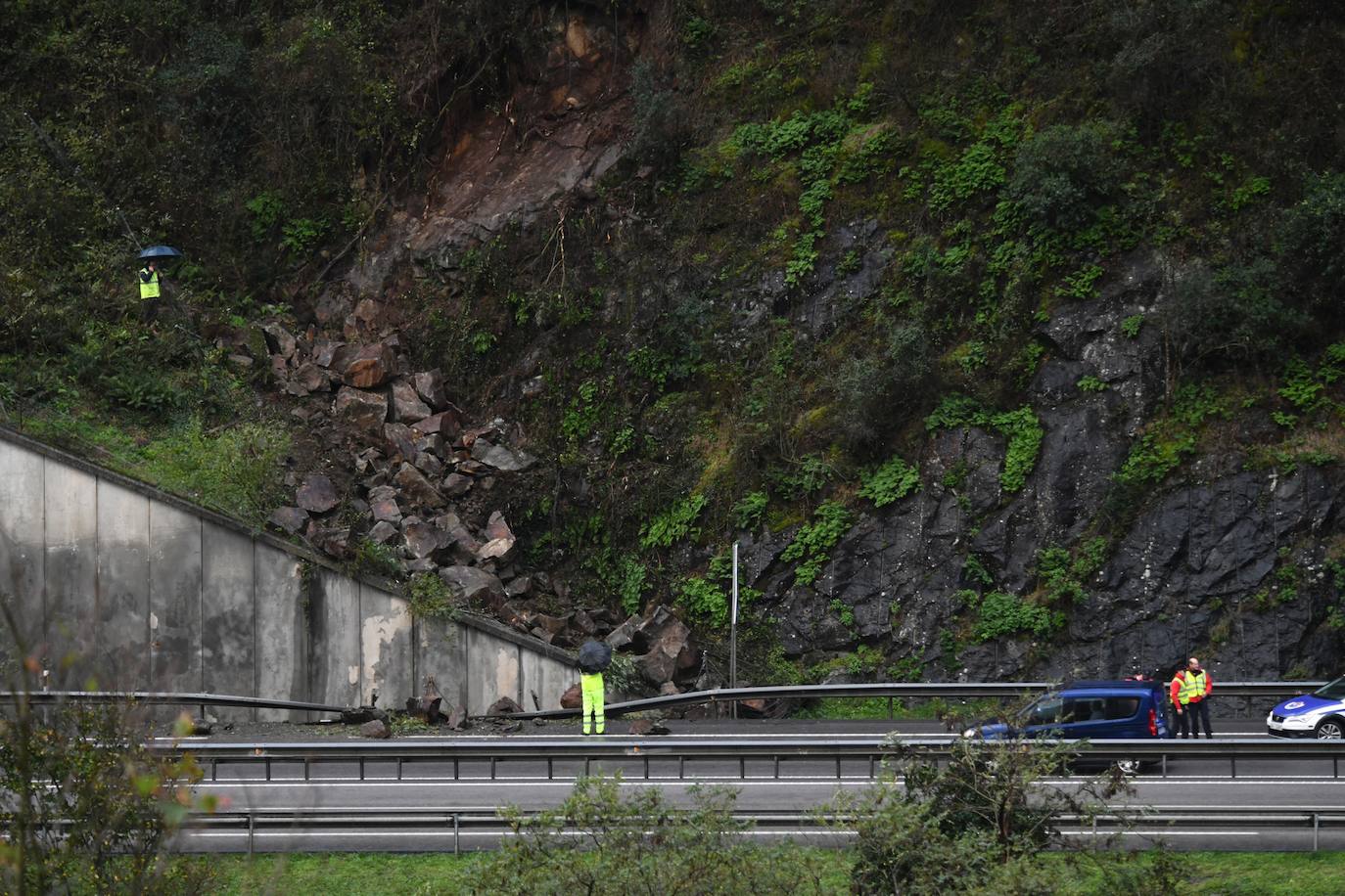 Desprendimiento de rocas en la AP-8 en Elgoibar