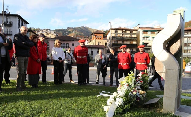 La Ertzaintza recuerda a Arostegi y a Mijangos en Beasain con unos emotivos bertsos y un aurresku de honor
