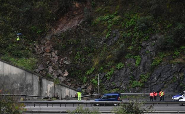 Nueva jornada caótica en las carreteras guipuzcoanas por las intensas lluvias
