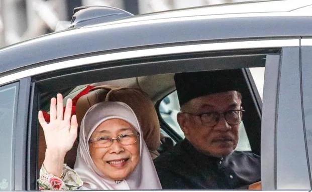 Anwar Ibrahim and his wife Wan Azizah Wan Ismail leaves the Kuala Lumpur national palace after his inauguration ceremony. 