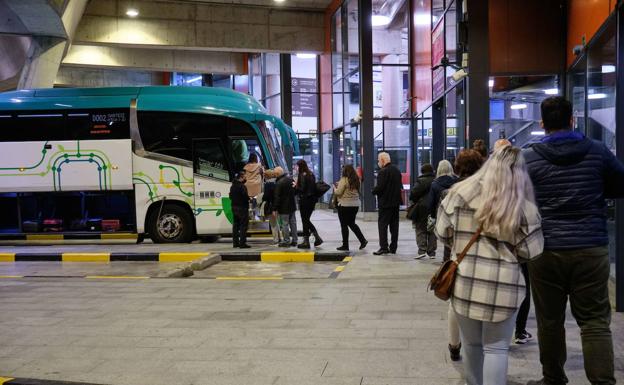 El número de viajes en buses y trenes alcanza cifras récord en Gipuzkoa