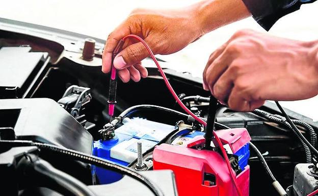 Las baterías precisan una revisión tras el calor y la baja utilización del coche