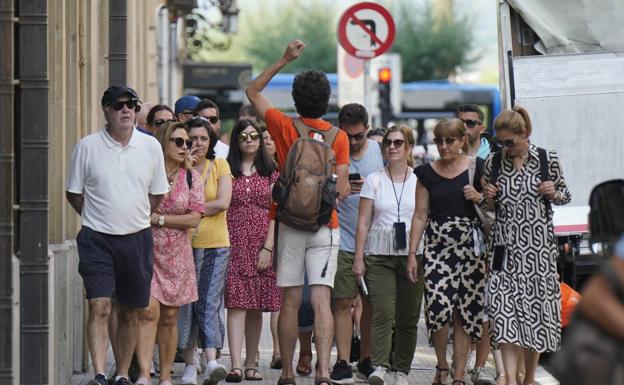 San Sebastián multará a los guías turísiticos que utilicen megáfono