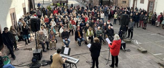Reconocimiento a la Red Álava con un homenaje y una escultura en Elizondo