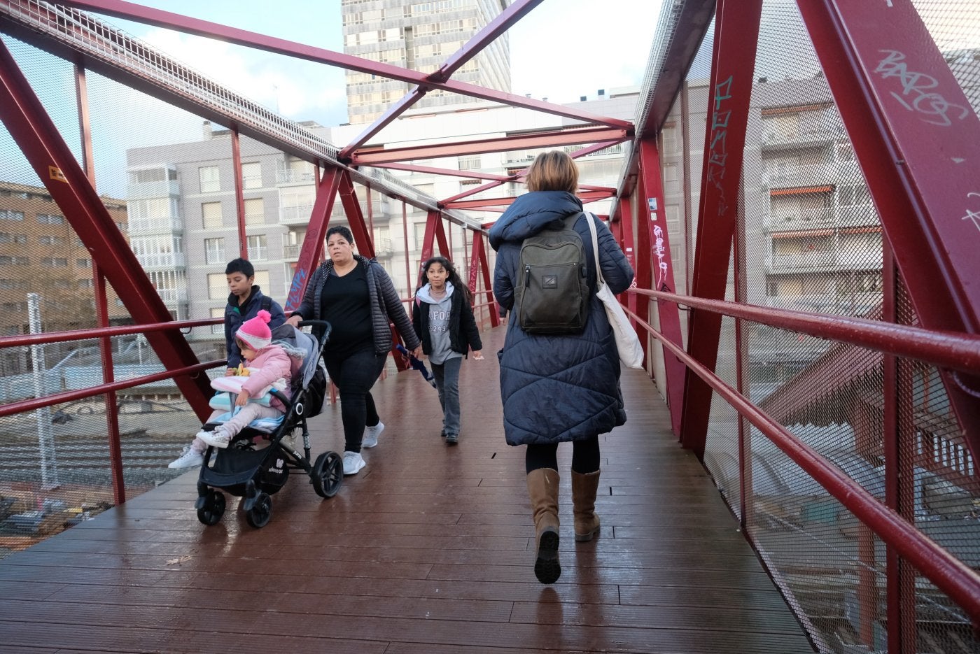 «La estación es incómoda y la pasarela, pequeña; menos mal que es provisional»