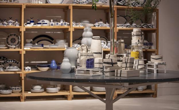 Llega a Donostia Sargadelos, la centenaria firma gallega de porcelana que vuelve a estar en boga