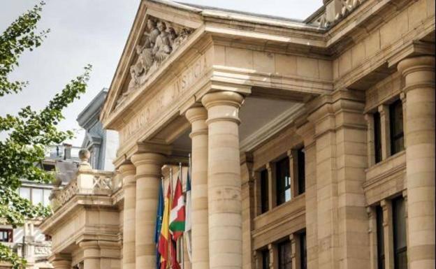 Condenado a 2 años de prisión por hacer tocamientos a la hija de su pareja en Getaria