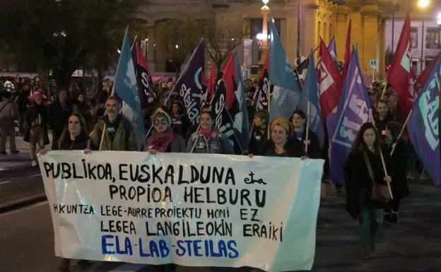 Los colegios públicos paran en la primera jornada de huelga contra el borrador de la ley vasca de Educación