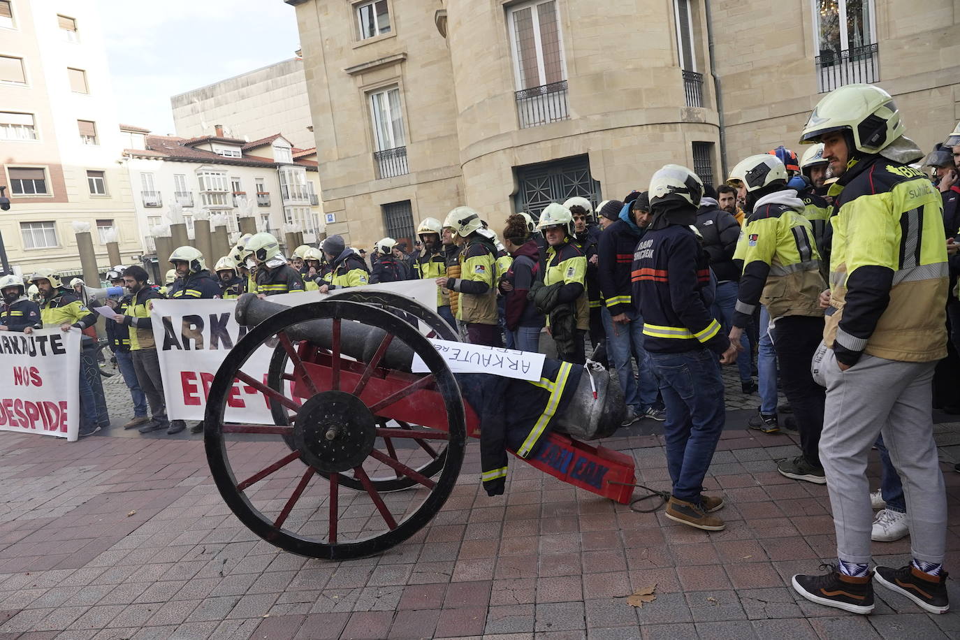 Los bomberos vascos comienzan a movilizarse por «el desastre» de la OPE unificada