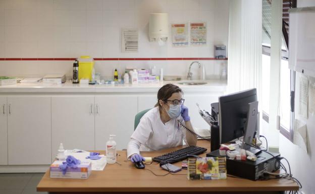 Euskadi aprueba la ley que permitirá a Osakidetza contratar extracomunitarios ante la falta de médicos