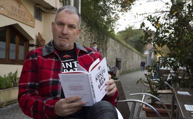 Jon Maiak Donostiara ekarriko du 'Kantu bat gara' ikuskizuna