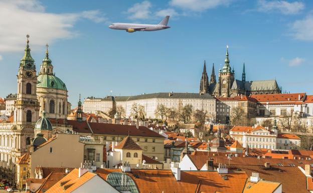 Más vuelos baratos desde Loiu gracias a la competencia entre Volotea y Vueling