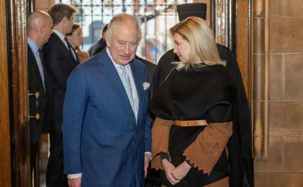 Charles III and Olena Zelenska visit the London-based Ukrainian Welcome Center. 