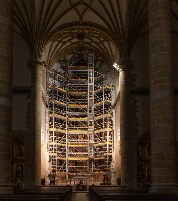 La restauración del retablo de Araoz, en la parroquia, se pone en marcha mañana