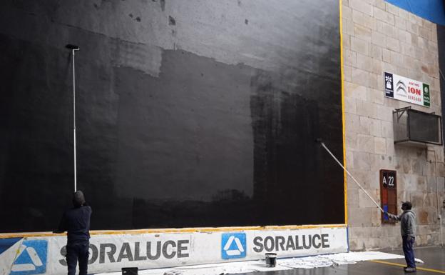 El frontón de Bergara estrena pintura