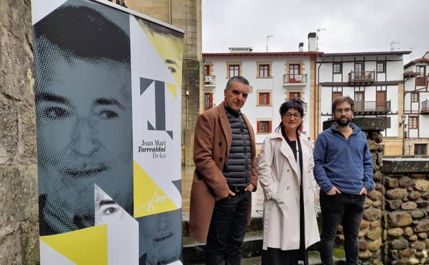 Next to the photo of Joan Mari Torrealdai, Oier Guillan of Metrokoadroka, the mayor of Agurtzane Solabarrieta Usurbil and Haritz Azurmendi of Jakino, the coordinator of the scholarship.