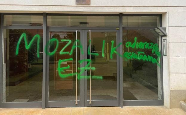 El PNV denuncia pintadas en el portal donde vive la alcaldesa de Arrasate