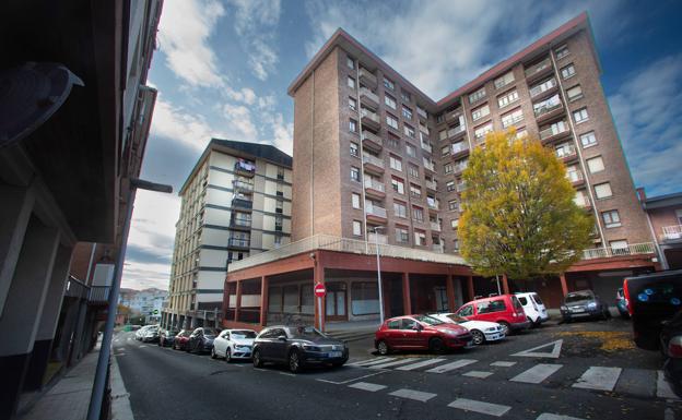 A prisión el hombre que trató de acuchillar y amenazó con prender fuego a varios agentes en Irun