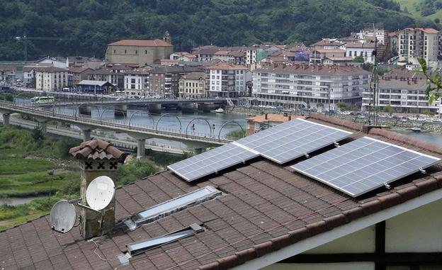 La instalación de placas solares y TicketBai, las principales novedades