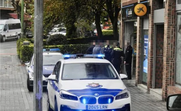 Dos atracadores se llevan 100.000 euros de una sucursal bancaria en Algorta