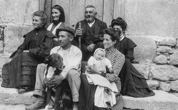 A family, in the photo from the Baraibar-Elorza collection.